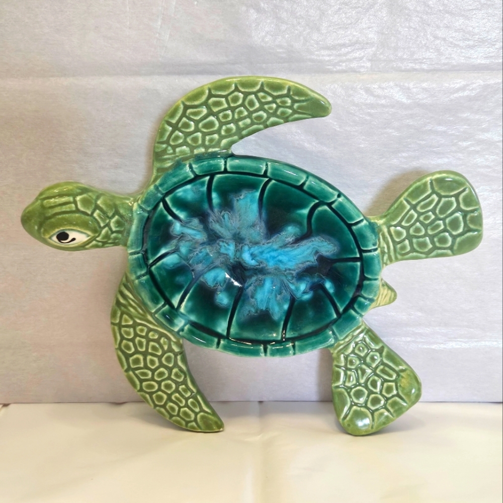 Signed Ben Diller Hawaiian Green Sea Turtle Dish.